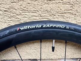 VELOMANN V30R alumínium tárcsafékes kerékszett VELOMANN V30R Országúti / Gravel / Triatlon Alkatrész, Országúti  Kerék / Felni / Gumi 28" nem használt ELADÓ