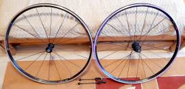Bontrager Race országúti kerékszett. Újszerű! Eredeti gyorszárak, alu felnik (622x17C), Shimano 1-11 . Országúti / Gravel / Triatlon Alkatrész, Országúti  Kerék / Felni / Gumi használt ELADÓ