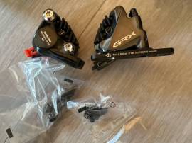  új  GRX BR-RX810 és első és hátsó hidraulikus féknyergek Shimano GRX BR-RX810F , BR-RX810R Országúti / Gravel / Triatlon Alkatrész, Országúti Fék / Fékváltókar mechanikus Shimano GRX nem használt ELADÓ