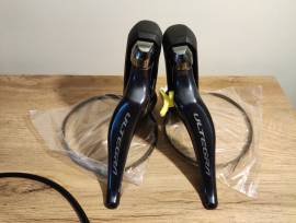 Új Ultegra 8025 fékváltók és féknyergek 2×11 ST-R8025 Országúti / Gravel / Triatlon Alkatrész, Országúti Fék / Fékváltókar mechanikus nem használt ELADÓ