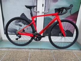 BMC -15%:: 2027 BMC Roadmachine THREE  105 (47,51,54,5 Road bike Shimano 105 disc brake new with guarantee For Sale