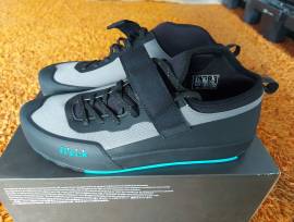 Új Fizik Gravita Tensor spd Downhill Enduro cipő Gravita Tensor Cipő / Zokni / Kamásli 44 MTB nem használt férfi/unisex ELADÓ