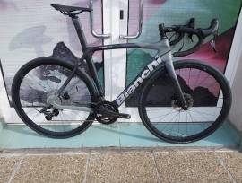 BIANCHI  AKCIÓ-%%:: BIANCHI OLTRE XR3 DISC (Campa Chorus)  Országúti Shimano Ultegra Di2 tárcsafék használt ELADÓ
