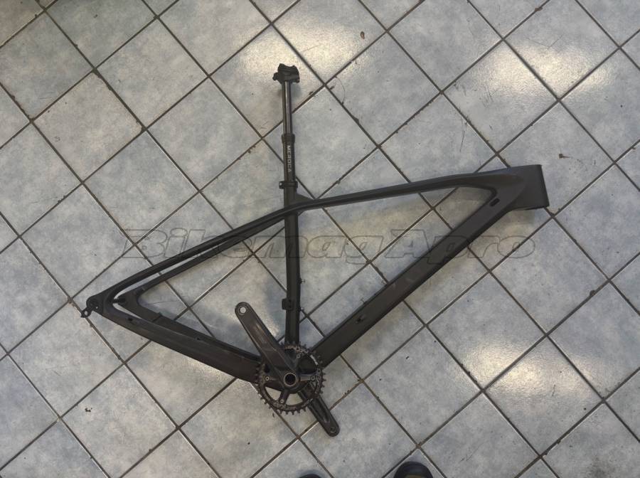 Serült carbon váz _EGYÉB Thrust Mountain Bike Alkatrész, MTB Váz, Merev / Fully 29" használt ELADÓ