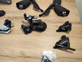 Újszerű Shimano 105 szett 2×11 Shimano 105 Országúti / Gravel / Triatlon Alkatrész, Országúti Fék / Fékváltókar mechanikus használt ELADÓ
