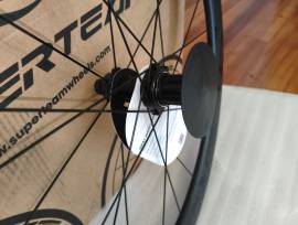 Új Superteam aero carbon kerék szett Superteam Országúti / Gravel / Triatlon Alkatrész, Országúti  Kerék / Felni / Gumi 700c (622) nem használt ELADÓ