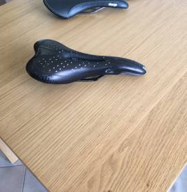Selle Italia es Charge nyereg C2 gel flow  Országúti / Gravel / Triatlon Alkatrész, Országúti Nyereg / Nyeregcső használt ELADÓ