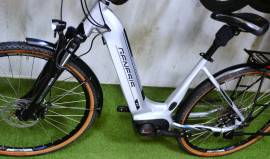 GENESIS  E-touring Bosch EE komfort mély-váz Elektromos Trekking/cross 25 km/h Bosch 401-500 Wh nem használt ELADÓ