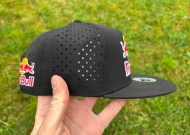 Új Red Bull fekete perforált, mesh sapka, snapback Red Bull Sisak / Sapka nem használt ELADÓ