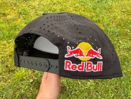 Új Red Bull fekete perforált, mesh sapka, snapback Red Bull Sisak / Sapka nem használt ELADÓ