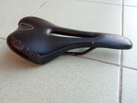 Selle Italia SLR  Középen kivágott  Road Bike & Gravel Bike & Triathlon Bike Component, Road Bike Saddles & Seat Posts used For Sale