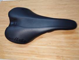 Selle Italia SLR Boost Kit Carbonio - L1 - 145mm carbon nyereg Selle Italia SLR Boost Kit Carbonio Road Bike & Gravel Bike & Triathlon Bike Component, Road Bike Saddles & Seat Posts used For Sale