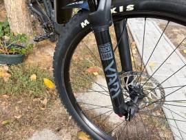 FOCUS Thron2 6.7 RockShox Yari, KIOX300, 6A töltő Elektromos Mountain Bike 29" össztelós / fully Bosch Shimano Deore használt ELADÓ