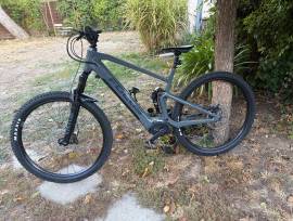 FOCUS Thron2 6.7 RockShox Yari, KIOX300, 6A töltő Elektromos Mountain Bike 29" össztelós / fully Bosch Shimano Deore használt ELADÓ