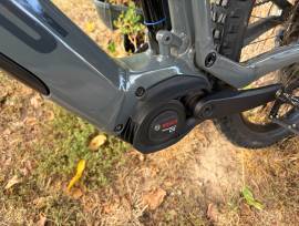 FOCUS Thron2 6.7 RockShox Yari, KIOX300, 6A töltő Elektromos Mountain Bike 29" össztelós / fully Bosch Shimano Deore használt ELADÓ