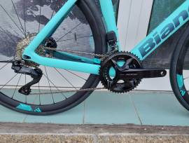 BIANCHI AKCIÓ-20%%:: BIANCHI OLTRE RACE 105 Di2 12sp (55) Országúti Shimano 105 Di2 tárcsafék új / garanciával ELADÓ