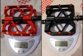 Új alu, karbon kerékpár pedál. Piros vagy fekete színben. Három ipari csapágy, könnyű súly!  . Mountain Bike Components, MTB Drivetrain new / not used For Sale
