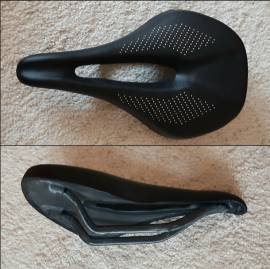 Új karbon nyereg shortfit, kényelmes párnázatú, ovál pálcás. 145x245mm, 115gr.!  .  Országúti / Gravel / Triatlon Alkatrész, Országúti Nyereg / Nyeregcső nem használt ELADÓ