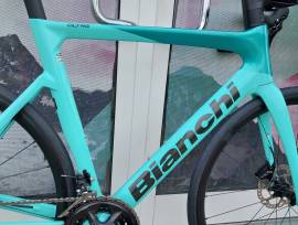 BIANCHI AKCIÓ::2025 BIANCHI OLTRE RACE 105 12sp (53,57) Road bike Shimano 105 disc brake new with guarantee For Sale