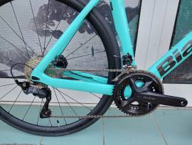 BIANCHI AKCIÓ::2025 BIANCHI OLTRE RACE 105 12sp (53,57) Road bike Shimano 105 disc brake new with guarantee For Sale