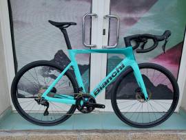 BIANCHI AKCIÓ::2025 BIANCHI OLTRE RACE 105 12sp (53,57) Road bike Shimano 105 disc brake new with guarantee For Sale